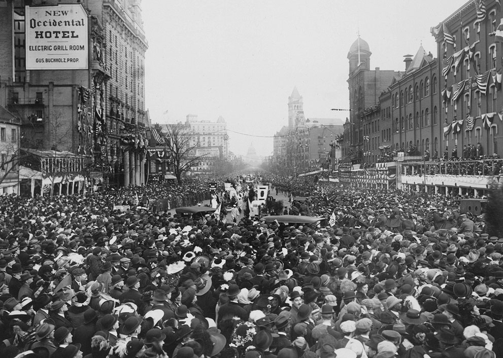 Crowd converging on marchers and blocking parade route during March 3, 1913, inaugural suffrage procession, Washington, D.C. (Library of Congress)