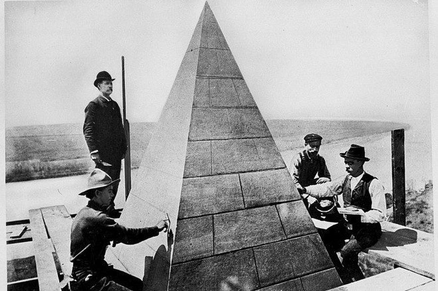 Setting the capstone on the Washington Monument, 1884